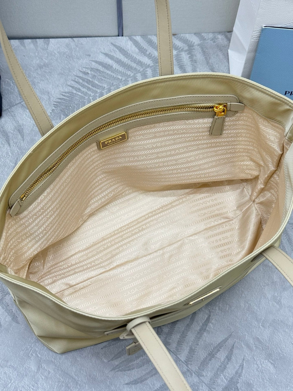 PRADA 25S RE-EDITION 1978 MEDIUM 35 IN DESERT BEIGE NYLON AND SAFFIANO CALFSKIN