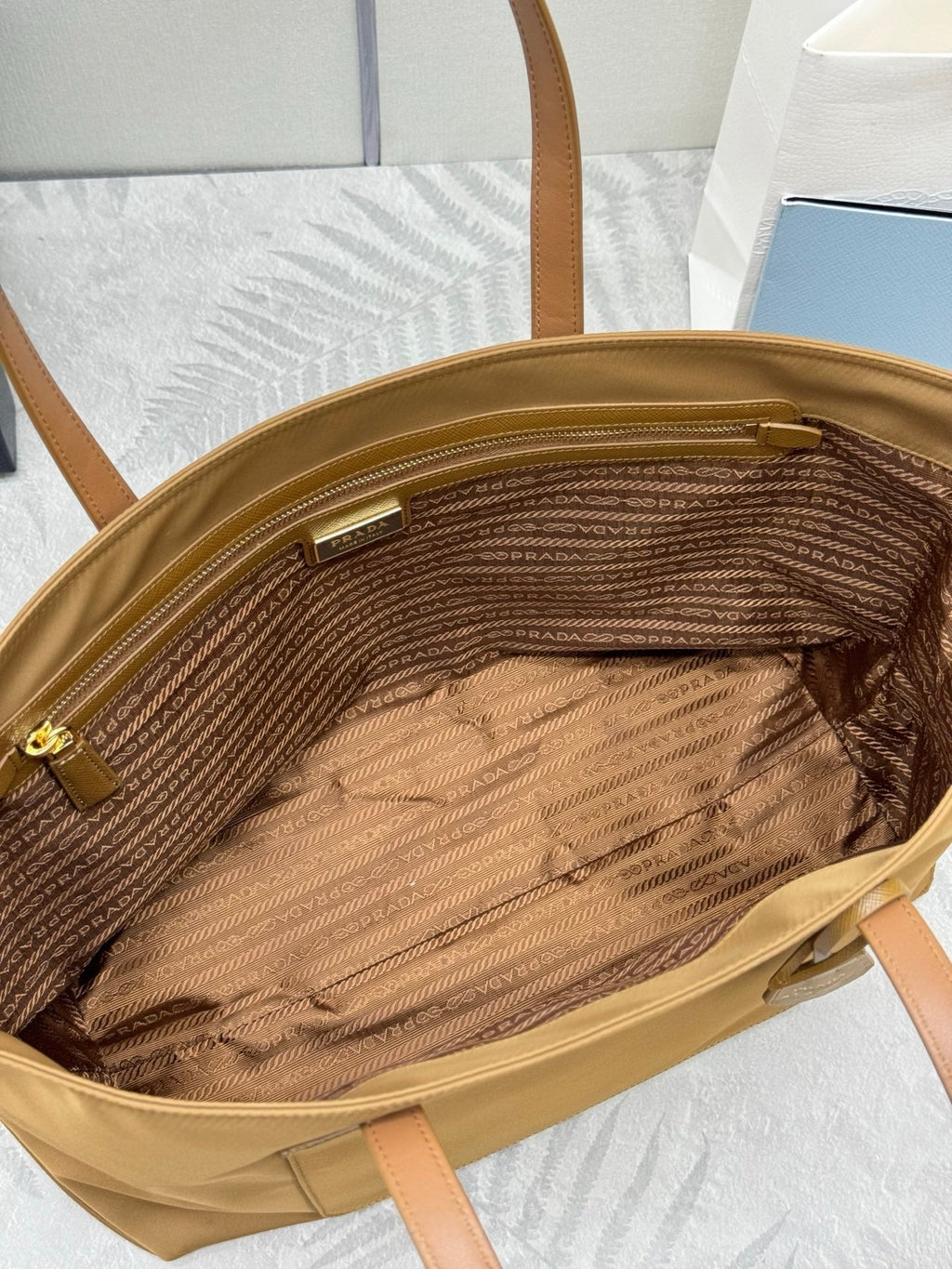 PRADA 25S RE-EDITION 1978 MEDIUM 35 IN RK CARAMEL NYLON AND SAFFIANO CALFSKIN