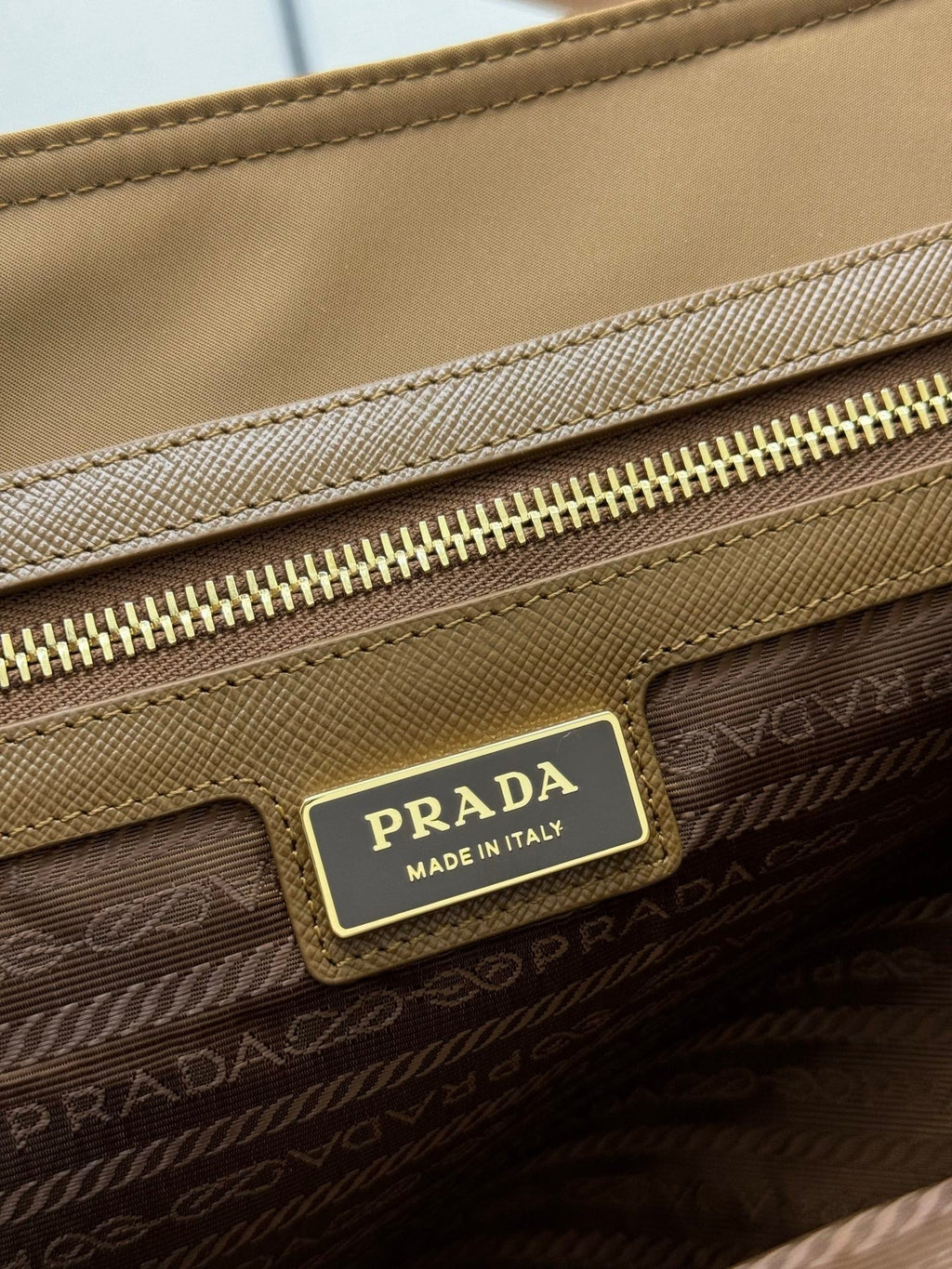 PRADA 25S RE-EDITION 1978 MEDIUM 35 IN RK CARAMEL NYLON AND SAFFIANO CALFSKIN